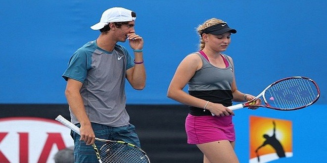 أوليمبي محظوظ يسقط مضرب التنس من يده ويفوز بالمباراة