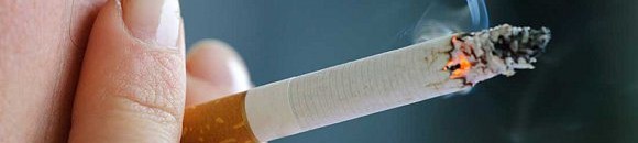 أطعمة تُنظّف جسم المدخّن من آثار التبغ 10 امرأة تدخن على متن طائرة