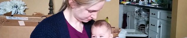 مليون مشاهدة لرد فعل رضيعة تسمع صوت "قرمشة الشيبس" 10 طفله و شيبس