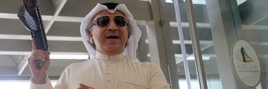 شاهد بالفيديو.. كويتي يشعل سيجارته بالمال يثير سخط مواقع التواصل 10 كويتي