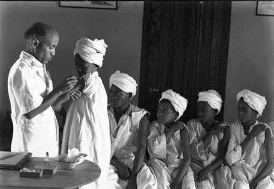 صورة نادرة جداً يعود تاريخها للعام 1957.. تظهر تلاميذ السودان وهم يأخذون جرعات التطعيم الصحي من داخل المدارس 2 11052518_1040943265950751_3513278680979796502_n