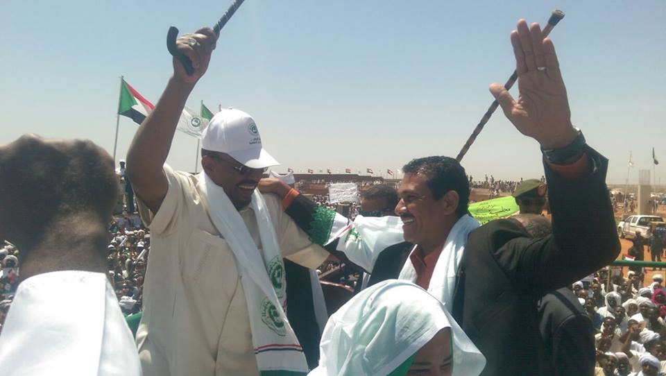 بالصورة.. الحكم الدولي الفاضل أبو شنب يشارك البشير الرقص في حملته الانتخابية 2 11053662_354971821370717_7473368782708970999_n