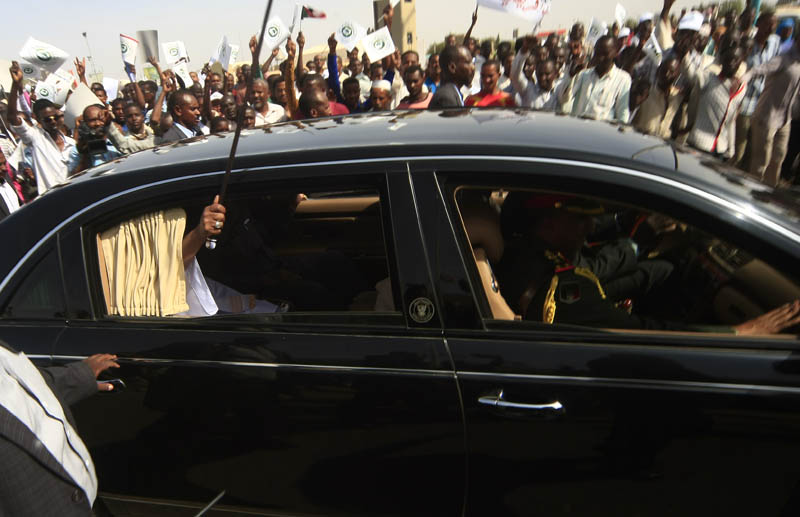 حشود كبيرة تستقبل البشير بمطار الخرطوم تأييدا لقرار المشاركة في عاصفة الحزم 1 البشير ر