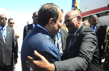 السيسي يؤكد للبشير التزام مصر بالتعاون مع السودان 1 البشير والسيسي
