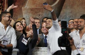 بالصورة : السيسي “يفاصل” وشباب يلتقطون معه “سيلفي” في شرم الشيخ 2 السيسي