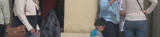 أم تربط طفلها