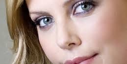 بالصور: مشاهير حصدن لقب “أجمل عيون” عبر التاريخ 17 تشارليز ثيرون