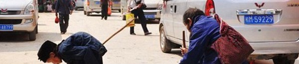 صور مؤثرة .. امرأة حدباء توجّه زوجها الضرير طيلة 30 عامًا.. تعلموا منها..! 13 تقود زوجها