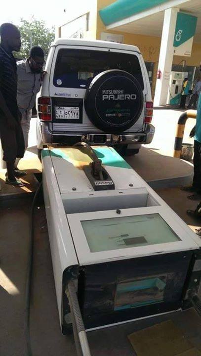 بالصور.. سائق عربة ميتسوبيشي يتسبب في إسقاط ماكينة بنزين داخل إحدى طرمبات الوقود ببحري 1 11048780 10153229767455132 3713058100022473284 n