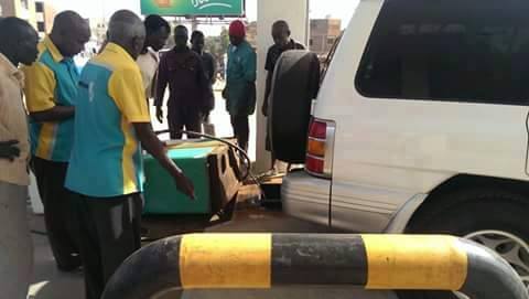 بالصور.. سائق عربة ميتسوبيشي يتسبب في إسقاط ماكينة بنزين داخل إحدى طرمبات الوقود ببحري 3 11114728_10153229767970132_940933944782795582_n