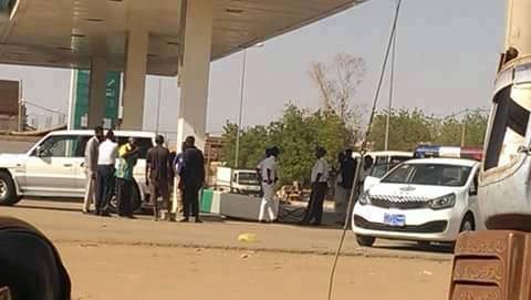 بالصور.. سائق عربة ميتسوبيشي يتسبب في إسقاط ماكينة بنزين داخل إحدى طرمبات الوقود ببحري 4 11173352_10153229767805132_3426445667822408861_n