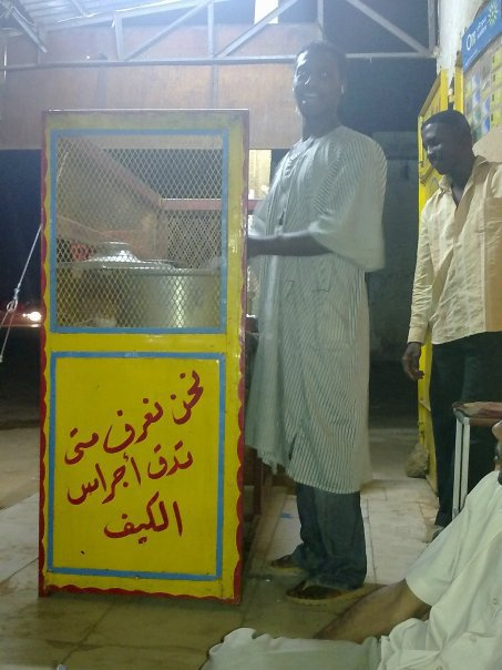 "التمباكة"يعيشون هذه الأيام موقفاً لا يحسدون عليه بسبب منع الاكياس... 1 ApHeOoECEAIwDEJ