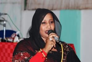 الفنانة عزة ابوداؤد