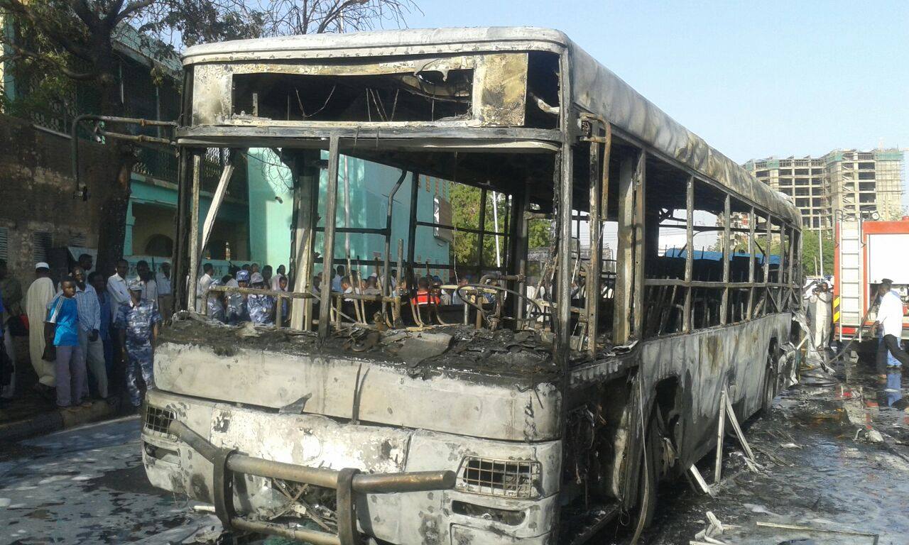 اشتعال النيران في أتوبيس ركاب شمال الغردقة 1 حريق10