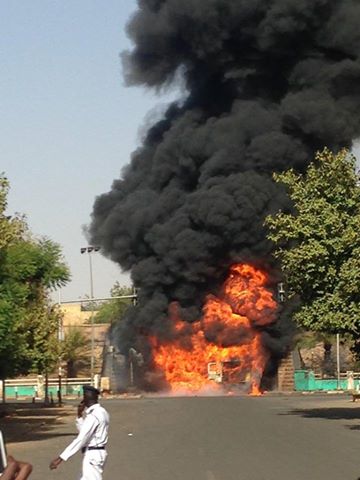 قرار بإقالة والي البحر الأحمر ومدير الجهاز في الولاية واعتقال مثيري الشغب 1 حريق6