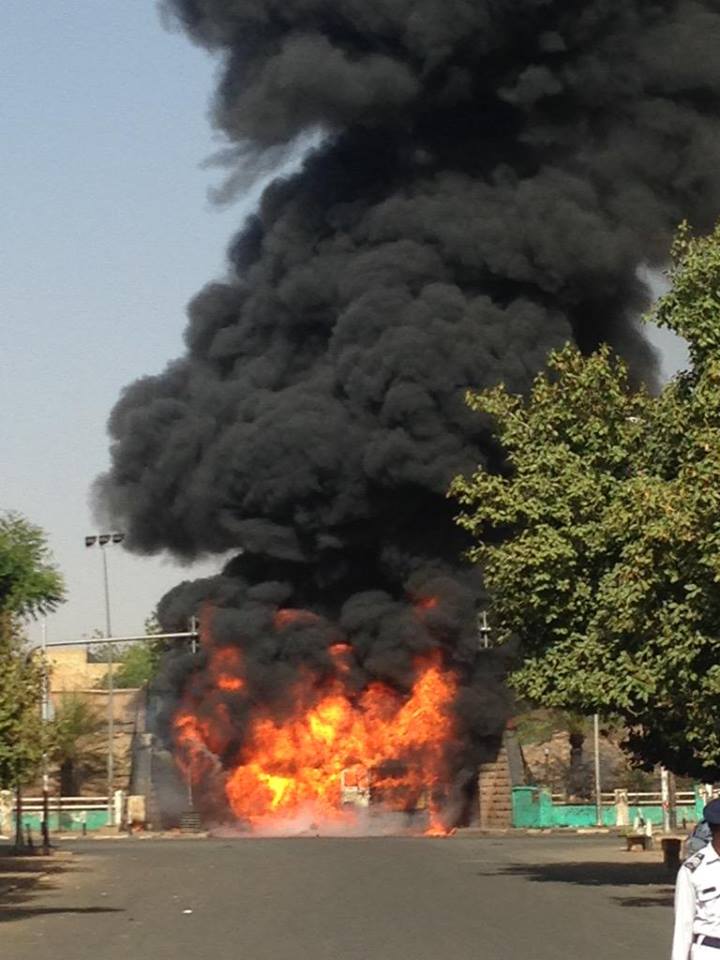 احتراق سيارة بالقرب من شركة منتجات مياه غازية ببحري 1 حريق71