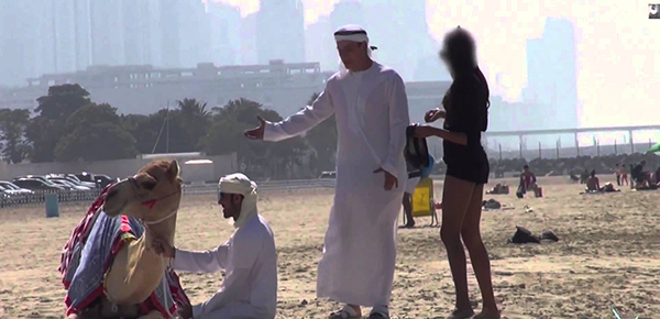 بالفيديو: إستراتيجية رائعة.. شاب يغري الفتيات بـ"جمل" في دبي 1 حنك تقيل