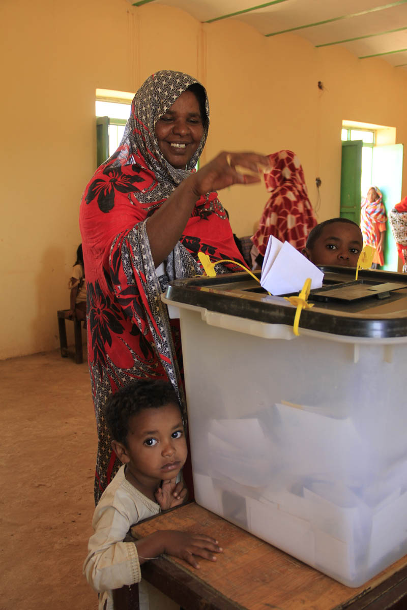 "جدل لا ينتهي"!! لا ينعقد مجلس إلا وكان موضوع إعادة انتخاب الرئيس لدورة جديدة حاضرا فيه..و ينتقد المراقبين عجز الساحة السياسية عن إنتاج البديل!! 1 صندوق انتخابات