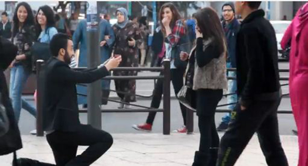 بالفيديو: رد فعل مفاجئ من فتاة مغربية طلب صديقها منها الزواج بالشارع 1 مغرب