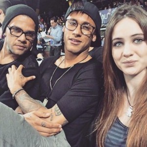 بالصورة.. نيمار وألفيش يتسابقان على "سيلفي" مع الفتاة الجميلة 2 نيمار