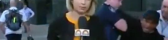 بالفيديو: شاهد ماذا حدث أثناء تقديم مذيعة لتقرير ميداني على الهواء 10 تقرير ميداني