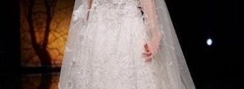 بالفيديو.. امرأة متنقبة تظهر في عرض أزياء وتثير الجدل.. والكشف عن هويتها 10 عرض ازياء