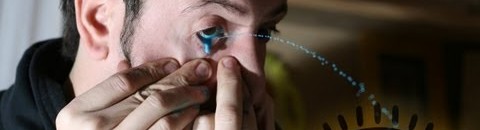 فنان يرسم أعماله بعينيه