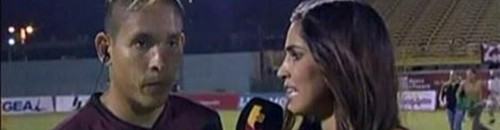 بالفيديو: مشجع يسقط لاعبا بـ الضربة القاضية خلال مقابلة تليفزيونية 10 لاعب