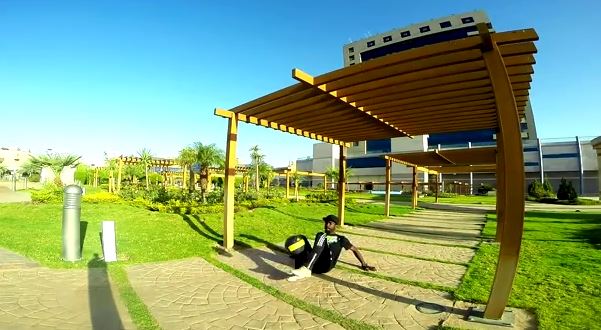 فيديو: وعلي طريقة المحترفين.. شاب سوداني يقدم تابلوهات بالكرة وسط شوارع الخرطوم..ونشطاء ...معقول دي الخرطوم ولا باريس ؟! 1 0258