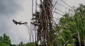 بالصور: 6 طرق غريبة لإثبات الرجولة حول العالم: اختبار نمل الرصاص 4 110-300x163