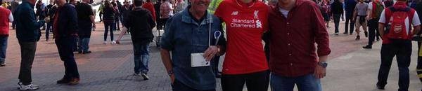 بالصورة: مشجعة لنادي ليفربول تحظي بعناق حار بعد وضعها لافتة كتبت عليها (أنا مشجعة ليفربول هل تعانقني؟؟) 12 11138159 865437950213010 7822369590366056078 n