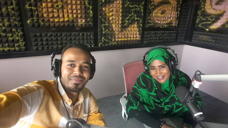 بالصورة.. الشاعرة والصحفية داليا الياس تلتقط سلفي من داخل الأستوديو مع مذيع قناة النيل الأزرق وتصفه بسيد شباب المذيعين 2 11182222_1629129770652406_7363045523172995494_n