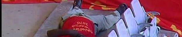 بالصورة والفيديو.. مشجع مريخي يتمدد علي الأرض ويفقد أعصابه في اللحظات الأخيرة لمباراة فريقه أمام الترجي التونسي 11 11195566 852321348138366 540284846 n