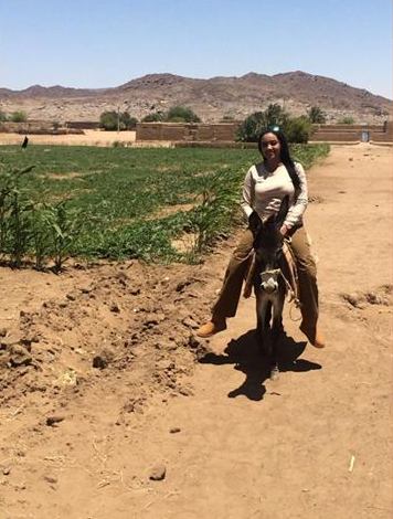 بالصور.. رفيدة ياسين تعود للظهور وهي راكبة علي حمار بملابس تثير اهتمام رواد مواقع التواصل 2 11209755_921941891201834_7936508864564656113_n (4)