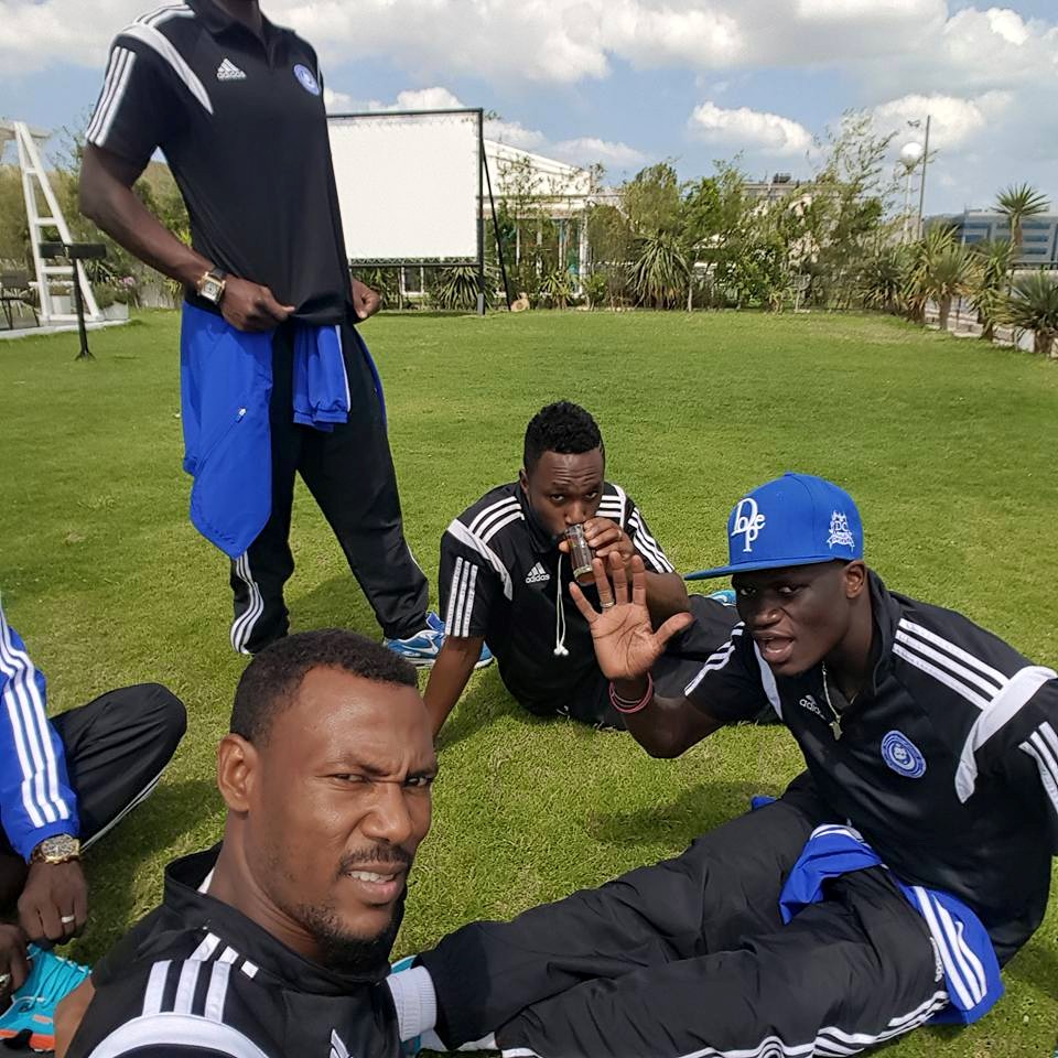 بالصور.. وبقيادة العميد والبرازيلي وكاريكا: نجوم الهلال يبهرون الجمهور بأجمل (سيلفي) من تونس 4 11350490_1410674709256530_1135879485123836240_n