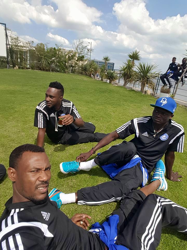 بالصور.. وبقيادة العميد والبرازيلي وكاريكا: نجوم الهلال يبهرون الجمهور بأجمل (سيلفي) من تونس 6 11377148_1410674459256555_581721694997576036_n