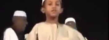 بالفيديو.. طفل سوداني يشارك (كورس) الطمبور الرقص بشكل مذهل والبعض يتنبأ له بمستقبل باهر 10 Capturطفلe