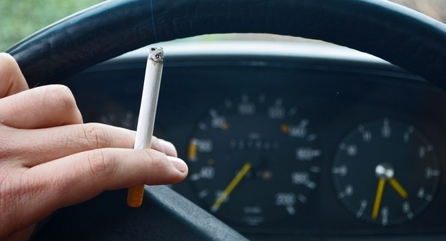 احذر: التدخين في "السيارة" قد يتسبب في وفاتك 1 cigarette car