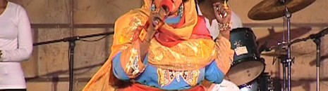 في وداع "ستونة".. أطلق عليها الرئيس السوداني لقب "المجروس" واتّهمت حكيم بسرقة إحدى أغانيها 10 images stona