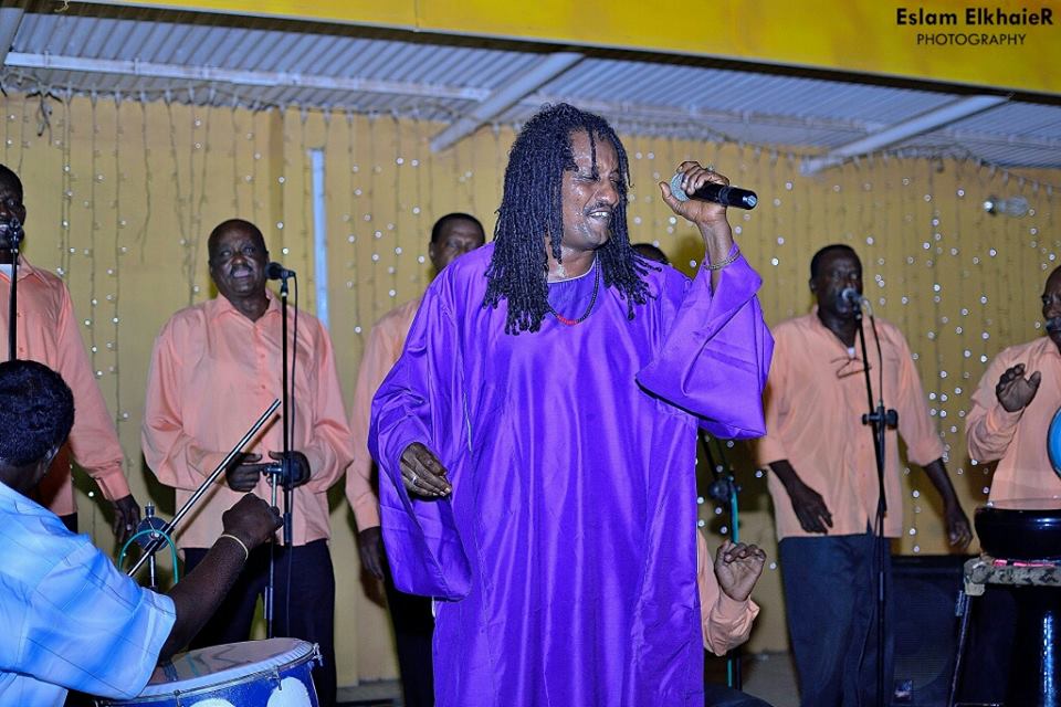 معجبو الفنان أحمد هاشم لا يقبلون (طلب صداقته) في صفحته الرسمية بـ(الفيس بوك) 1 احمد هاشم