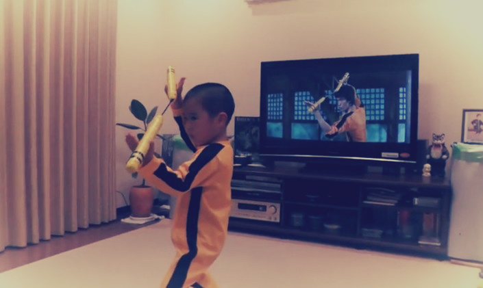 شاهد بالفيديو.. رد فعل طفل مصاب بالشلل يمشي لأول مرة في حياته 1 الطفل «بروس لي» يحصد أكثر من 5 ملايين مشاهدة في 3 أيام