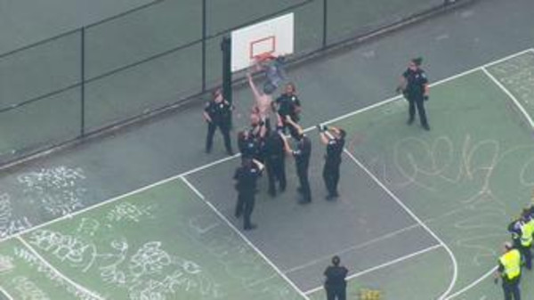 بالفيديو .. تناغم لاعبي فريق كرة سلة يبهر رواد تويتر 1 انحشر في السلة