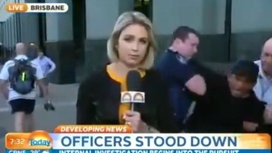 بالفيديو: شاهد ماذا حدث أثناء تقديم مذيعة لتقرير ميداني على الهواء 1 تقرير ميداني