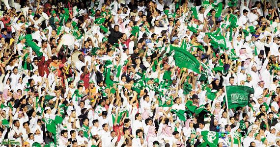 بالفيديو: لحظة سقوط طفلة من بين يدي أحد المشجعين 1 جماهير سعودية