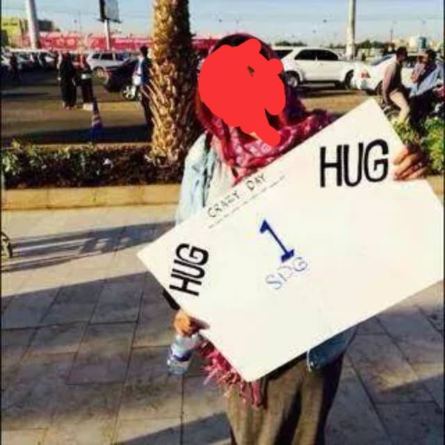 بالفيديو.. الكشف عن حقيقة صورة الفتاة السودانية التي أثارت جدلاً واسعاً داخل مواقع التواصل 1 حضن