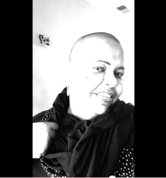 فيديو وصور..بعد معركتها مع الهندي عز الدين..سارة منصور تحلق شعر رأسها “صلعة” وتتحدى حرم الرئيس السوداني أن تظهر وهي حالقة شعرها “صلعة” 1 سارة صلعة1