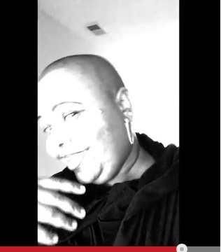 فيديو وصور..بعد معركتها مع الهندي عز الدين..سارة منصور تحلق شعر رأسها “صلعة” وتتحدى حرم الرئيس السوداني أن تظهر وهي حالقة شعرها “صلعة” 4 سارة صلعة2