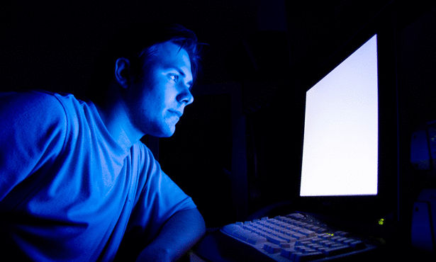 برنامج بريطاني للتحقق من سن مستخدمي المواقع الإباحية 1 سهر الليل