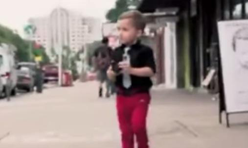 بالفيديو: لحظة تعرض طفل للسرقة من قبل مجهول بسيهات 1 طفل ظريف