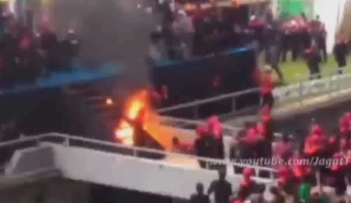 مشجع يشعل النار في نفسه